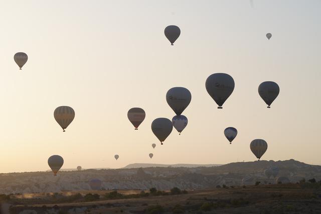 热气球下面的篮子叫什么，上面一个气球下面一个篮子（在热气球盛开的卡帕多奇亚）