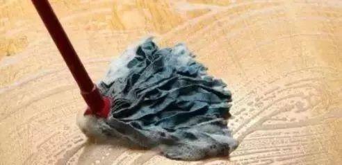 拖地不留水印的妙招，拖完地有水印怎么办（教你1个小妙招、干净不费力、还不留水渍）