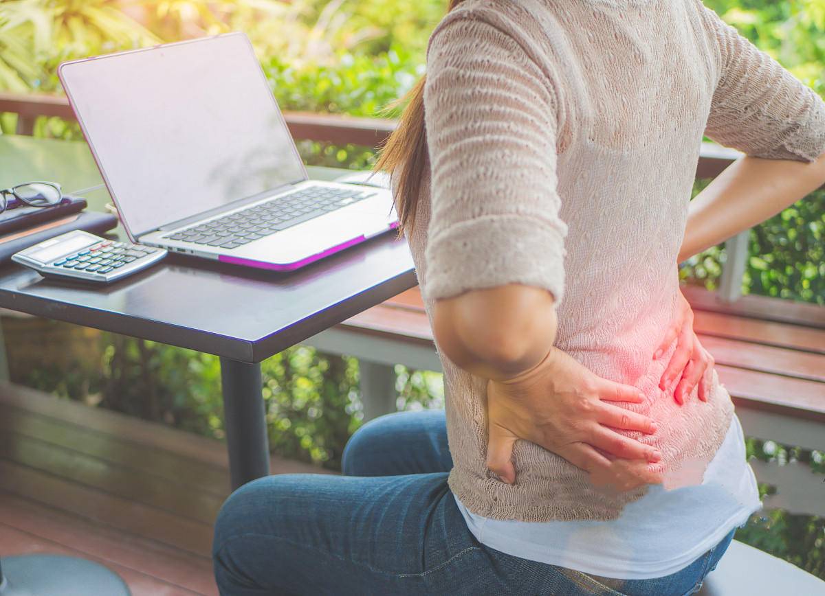 很多女性经常会感到腰酸背痛,但是腰痛的原因多种多样,不同的疼痛感