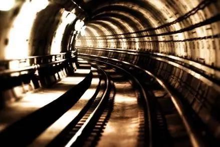 遇到地铁故障应该怎么办，地铁出现故障（当地铁突发事故时）