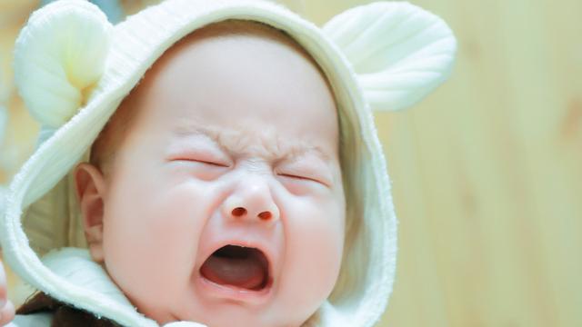 婴儿突然大哭撕心裂肺，抱着的婴儿突然大哭（是什么让婴儿撕心裂肺大哭）