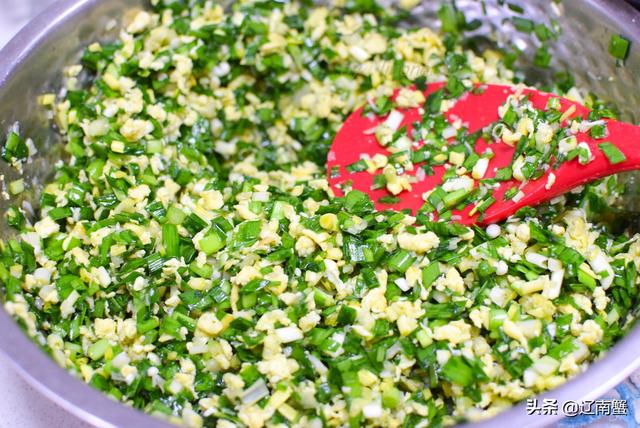 三鲜素水饺怎么做，什么叫素三鲜水饺（老妈做的素三鲜饺子）