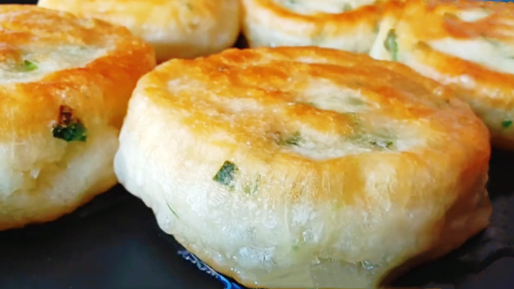 图片[5]-【发面葱花饼】做法步骤图 手不沾面筷子一擀 蓬松暄软凉了也-起舞食谱网