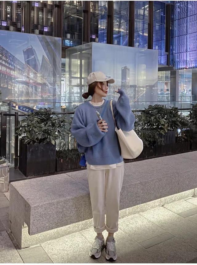米白色裤子可以搭配的颜色有很多,深色系和浅色系都可以.