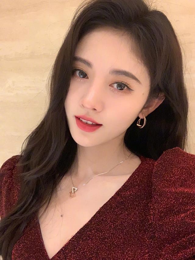 闷青色是什么颜色，黑茶色加闷青色是什么颜色（绿色从服饰火到了发色）