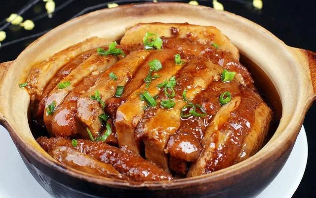 扣肉是哪里的菜，扣肉哪个城市最好吃最有名（为什么芋头会成为“扣肉”这道广东传统名菜中必备的搭配）
