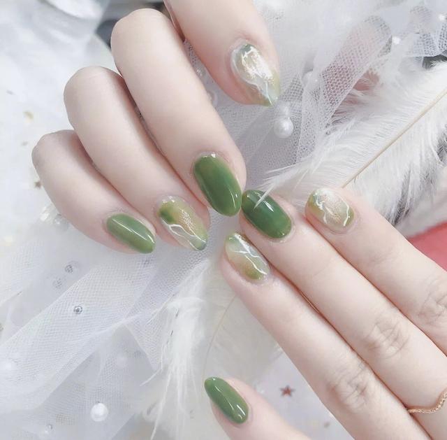 透明指甲油怎么涂好看，指甲涂透明指甲油好不好（赶走夏日炎热怎能少得了它）