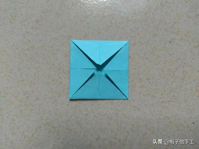 省空间的裤子折法，折裤子最省空间的折法（衣服和裤子怎么折最简单）