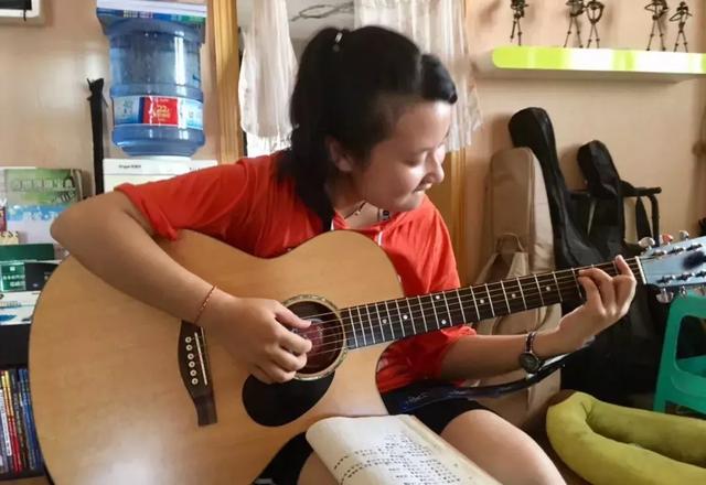 吉他左手正确姿势，如何练习左手（吉他左手按弦技巧，练习方法）