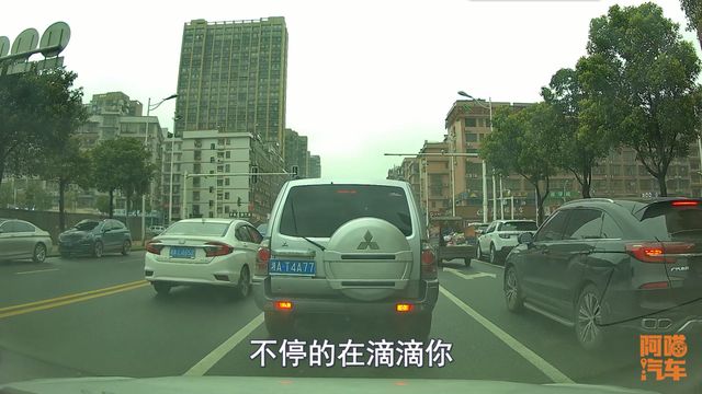 直行道右转算违章吗，直行道右转算违章吗怎么处罚（免得走错害大家堵车）