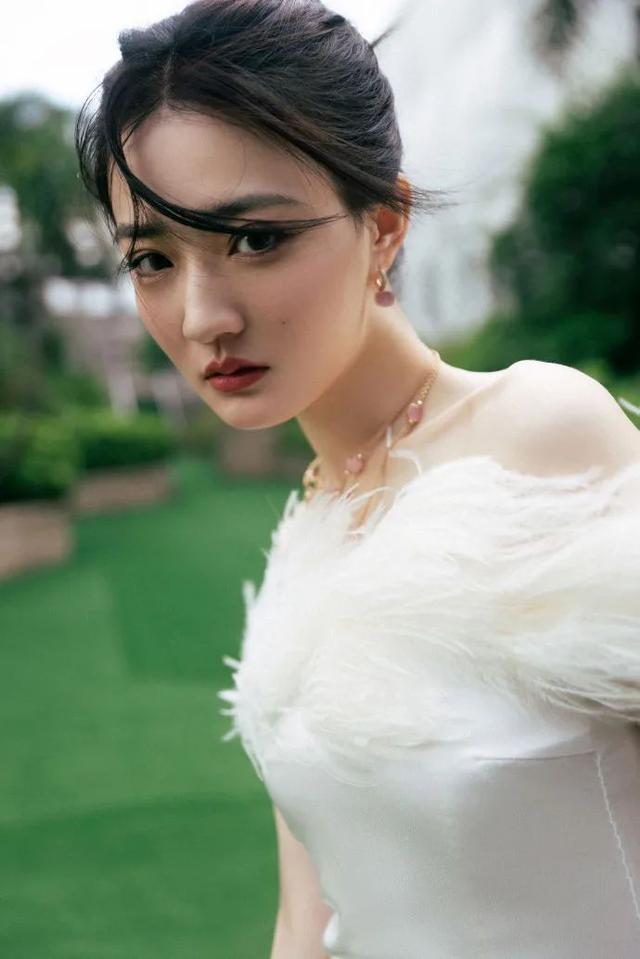 2,美女徐璐身穿羽毛抹胸白色礼服!雪肤玉貌太性感撩人