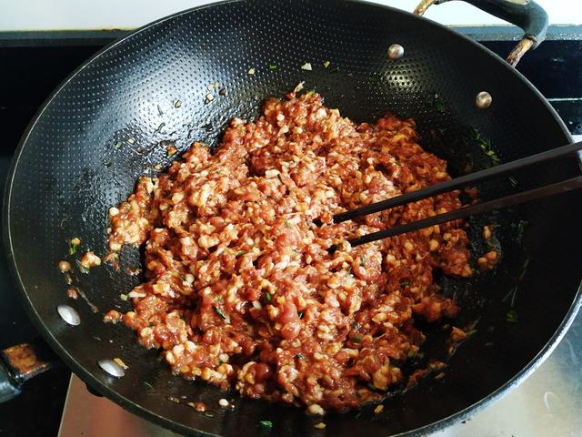 荠菜猪肉馅馄饨怎么调好吃，在我们家，但凡想不出要吃什么