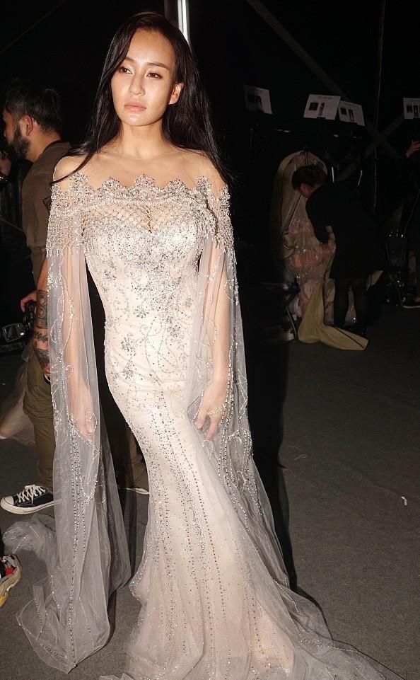 透视性魅力，夸张透视设计（穿纱裙特意把腰间设计成透视）