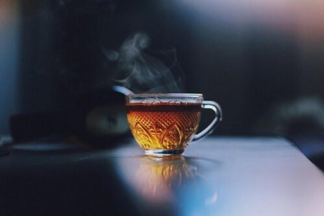 形容品茶的句子，形容品尝茶的句子（一个人品茶的心情句子）