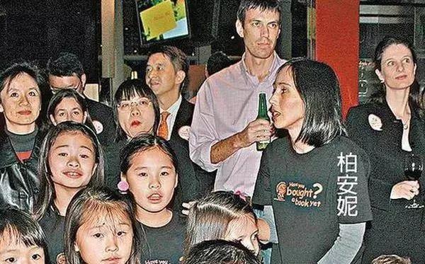 柏安妮现在已经结婚,并且育有两个女儿.