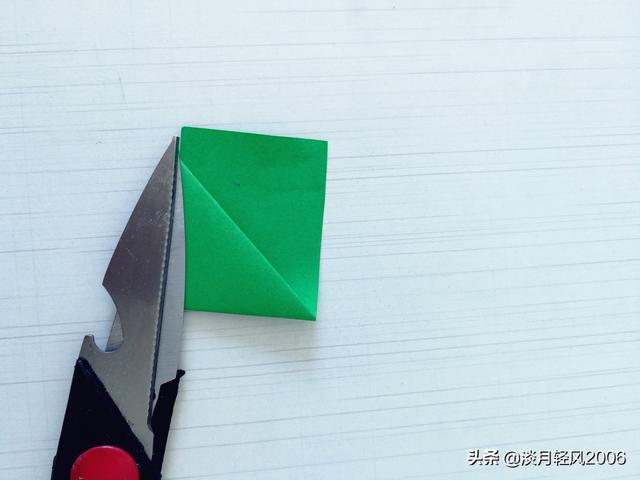 手工折纸粽子的做法，端午节小手工折纸粽子折法（一张纸条折一个粽子的方法）