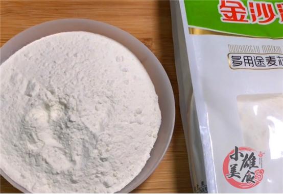 高筋面和低筋面的区别是什么，普通面粉是属于高筋还是低筋（这才是​高筋面粉、中筋面粉、低筋面粉的区别和用途）