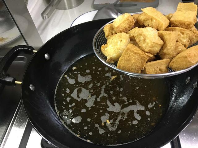 豆腐泡怎么做好吃，好吃的豆腐泡怎么做好吃（老外婆炸了50年豆腐泡）