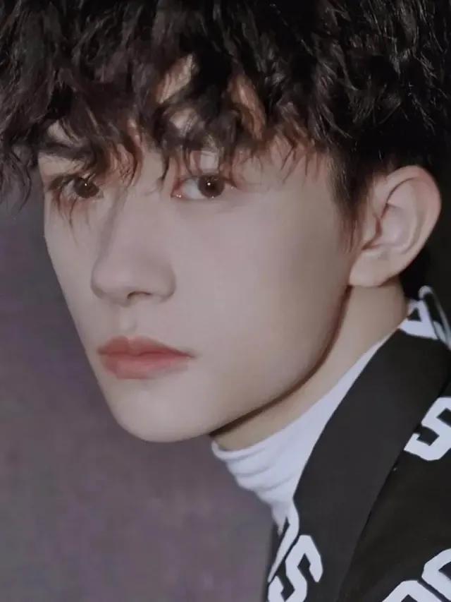 易烊千玺的图片，易烊千玺头像微信（喜欢这个词太肤浅我对你的感觉不止如此）