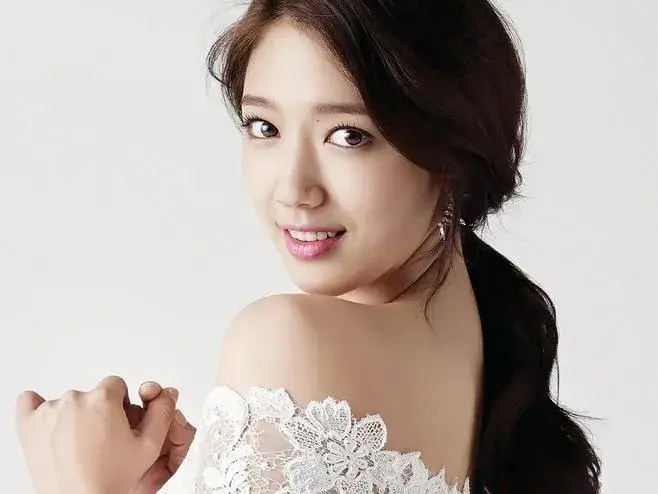 李采潭个人信息，请问这是什么电影（2021年韩国10大“最美女演员”）