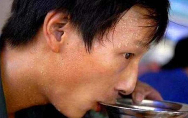 睡觉吐口水到底是不是病，睡觉吐口水就真的吐了（俗语：“晨不吐口水）