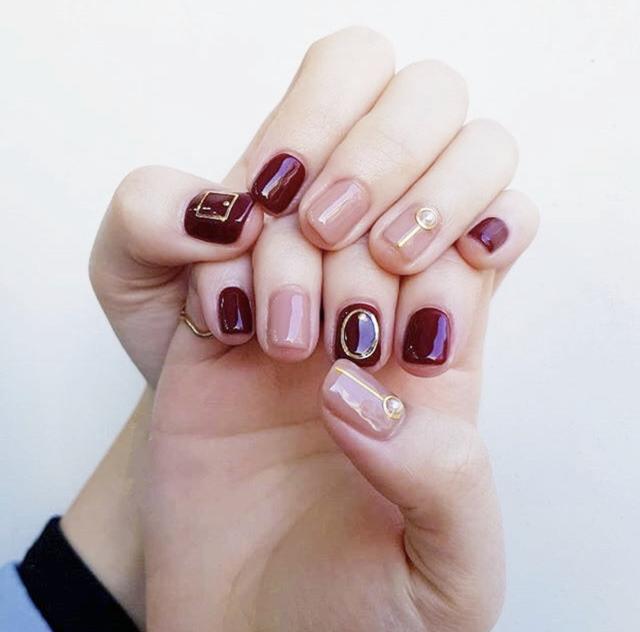 秋天指甲做什么颜色显白，适合冬天显白的指甲颜色（难怪女星大咖们都超爱）