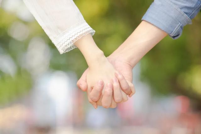 如何理解柏拉图的会饮篇，会饮篇 柏拉图（读《会饮篇》探讨什么是爱）