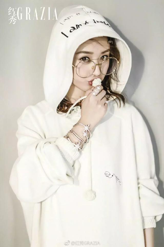 ckj眼镜架属于什么档次，ckj眼镜是什么价位（肖战在眼睛上动了什么手脚）