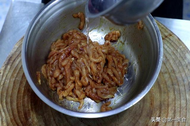 炒瘦肉怎么炒才嫩，瘦肉怎么炒才鲜嫩（肉丝不干不柴如此简单）