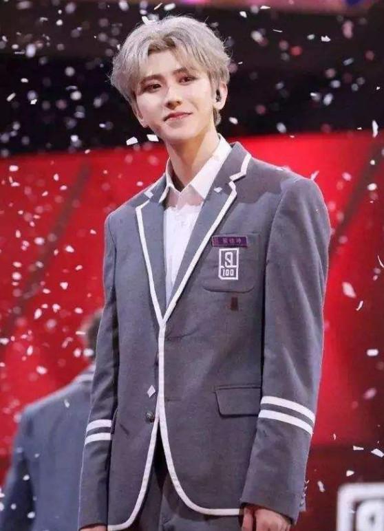  蔡徐坤为什么前后不一样，明明可以靠才华