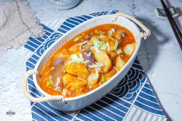 土豆炖茄子的做法，土豆炖茄子的家常做法（好吃又下饭的诀窍告诉你）