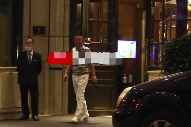 李纯的老公是谁，李纯疑似恋情曝光（男方啤酒肚明显像两代人）