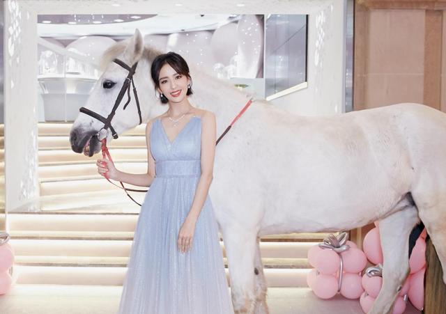 古力娜扎全名，古力娜扎传奇（新疆女明星的全名）