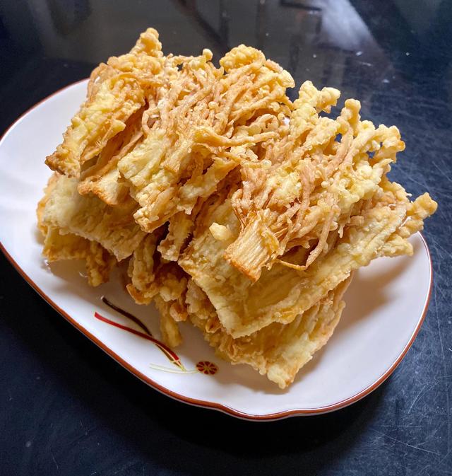 金针菇怎么炒着吃，金针菇怎么炒好吃（金针菇这样炸着吃）