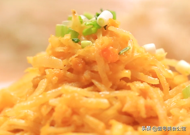 咸蛋黄炒土豆丝，正宗咸蛋黄土豆丝（土豆丝搭配咸蛋黄一起炒）