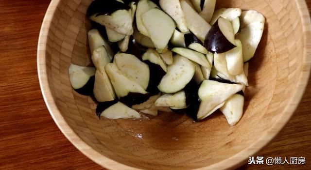 油焖茄子怎么做，油焖茄子怎么做简单又好吃（这是油焖茄子最简单的做法）
