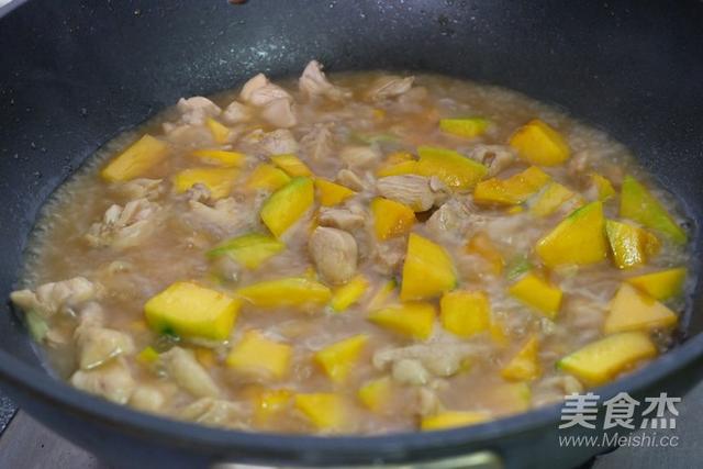 南瓜和鸡肉能一起吃吗能不能吃，南瓜和鸡肉能一起吃吗能不能吃虾（夏天出汗多要多吃这肉）