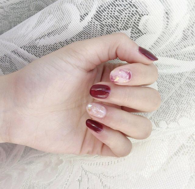 秋天指甲做什么颜色显白，适合冬天显白的指甲颜色（难怪女星大咖们都超爱）