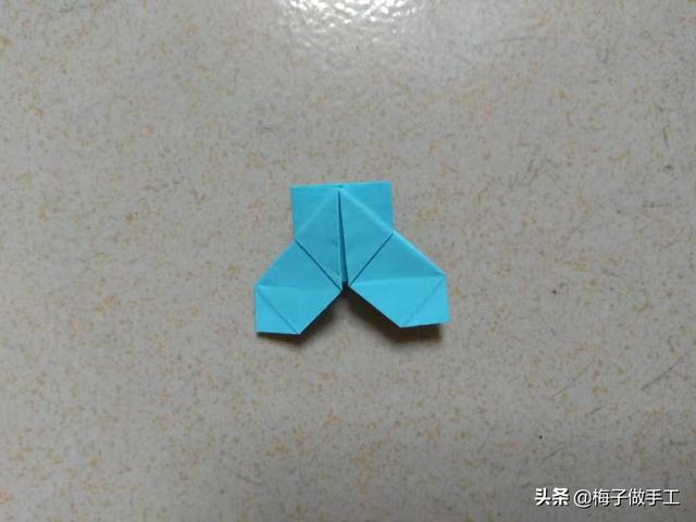 省空间的裤子折法，折裤子最省空间的折法（衣服和裤子怎么折最简单）