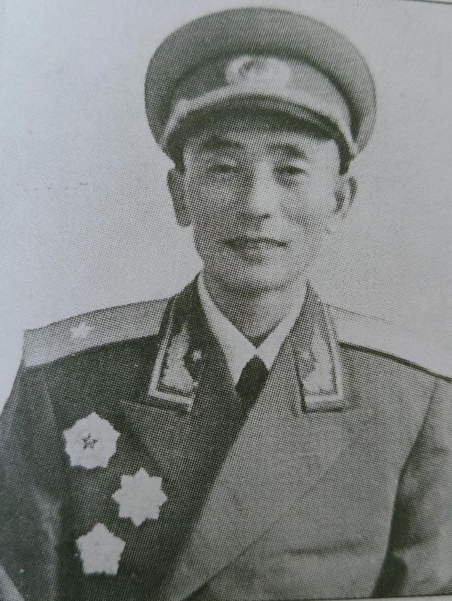 二级独立自由勋章，我军1955年颁发的是哪三种勋章（1955年授衔时南京军区第31军授衔大校以上人员的职级、勋章与薪金）