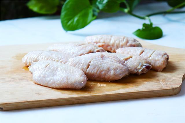 无油炸香酥鸡翅怎么做，油炸鸡翅怎么做又酥又好吃（鸡翅最美味的做法）