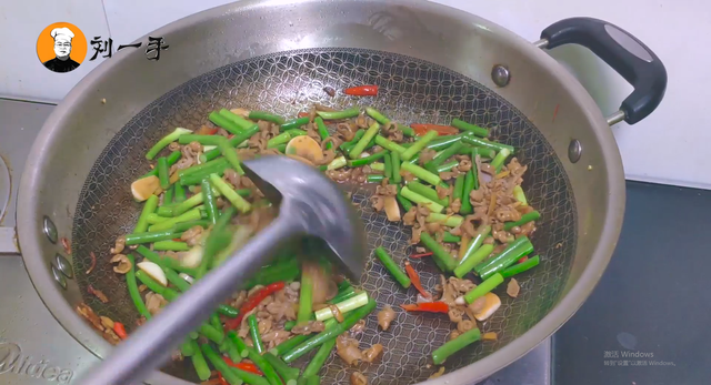 小肠怎么炒好吃又脆，如何炒小肠好吃（猪小肠往锅里一丢）