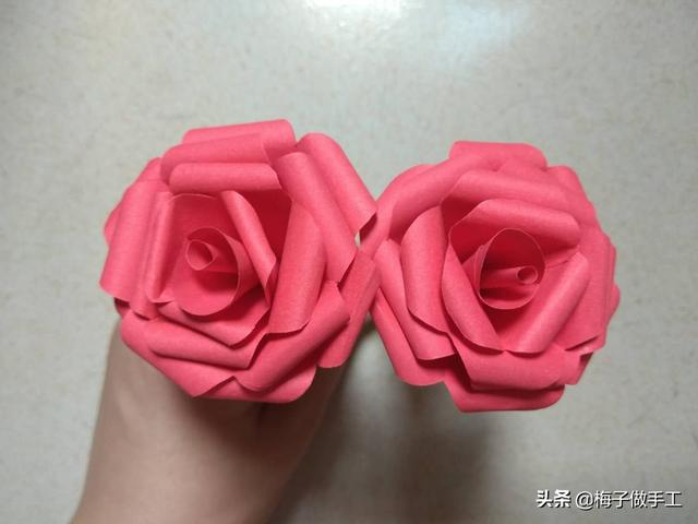 用卡纸做玫瑰花，简单又好看的手工折纸玫瑰花（梅子教你DIY玫瑰花折纸）