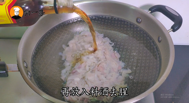 小肠怎么炒好吃又脆，如何炒小肠好吃（猪小肠往锅里一丢）