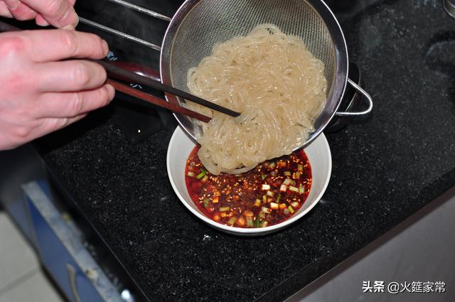酸辣粉粉丝的家常做法，用最简单的材料做一碗香喷喷的酸辣粉