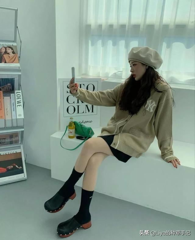 女生穿裙子里面穿的是什么，女生穿裙子里面穿什么裤子（裙子里还在穿“打底裤”吗）