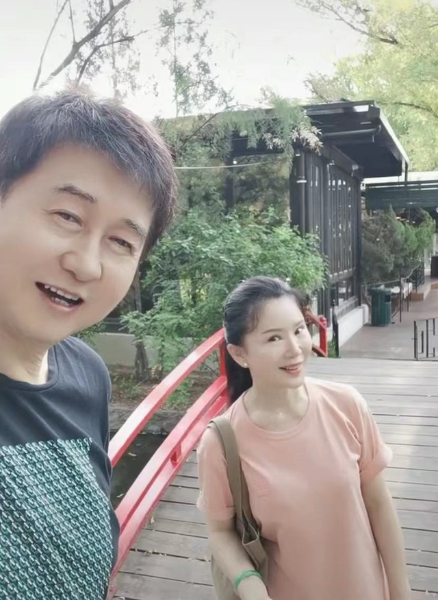 付笛生一家罕同框！儿子高大俊朗赶超爸爸，任静紧搂儿子白到发光