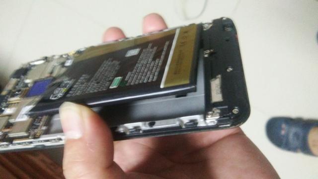 手机电池怎么换，手机怎样更换电池教程（再也不会被手机维修店坑啦）