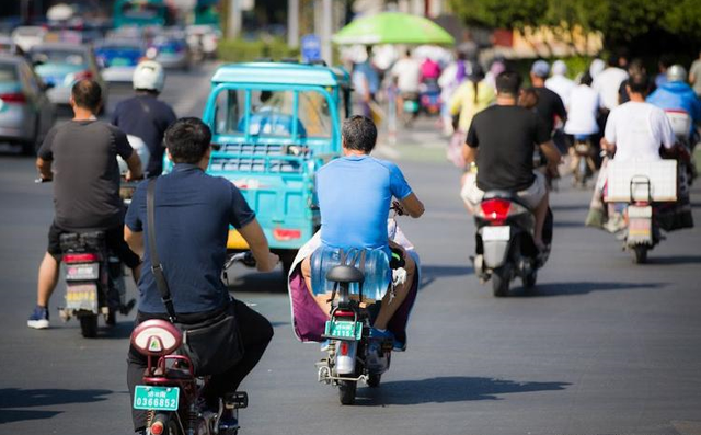 为什么电动车挡风被禁用，电动车禁用挡风被、遮阳伞