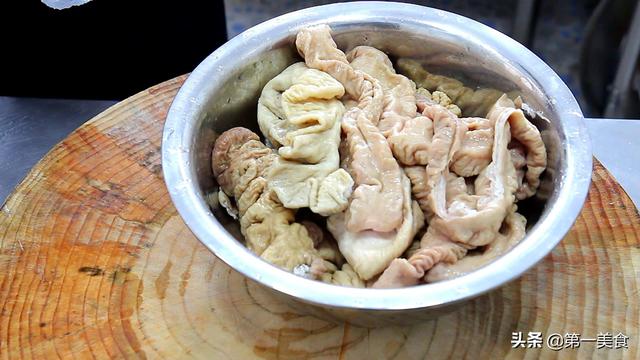干锅肥肠，干锅肥肠的做法 视频（厨师长教你做“干锅肥肠”）